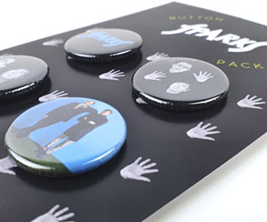 4 Buttons 25mm auf Postkarte